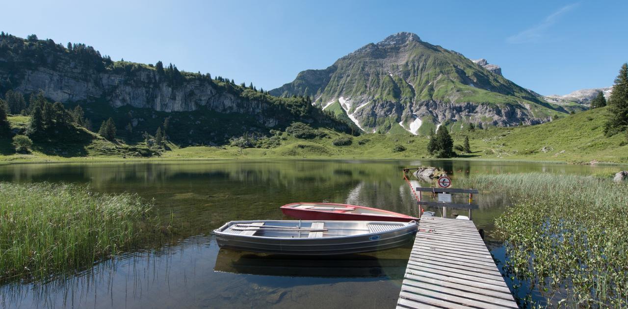 Steg mit Booten am Körbersee (c) Johannes Fink